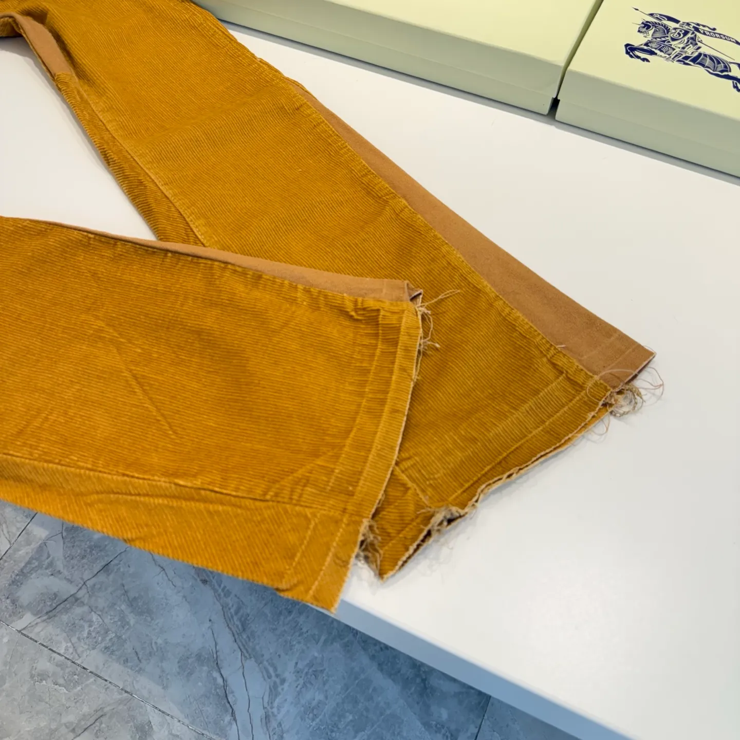 P250 model number: D448 GALLERY DEPT. ss25 limited corduroy splicing embroidered bootcut jeans Size: 28, 30, 32, 34, 36 (S-XXL) Color: Corduroy yellow Size reference: Pants length 100 102 104 106 106 Waist 72 76 80 84 88 Recommended weight S (about 110 pounds) M (about 120 pounds) L (about 140 pounds) XL (about 165 pounds) XXL (about 185 pounds)